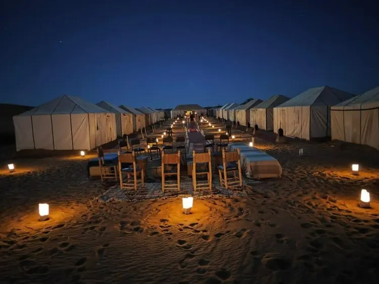 Tematikus desert night esemény különleges dekorációval