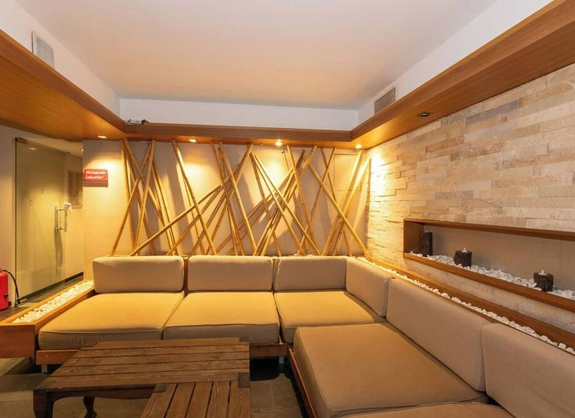 Modern lounge tér természetes elemekkel és kényelmes bútorokkal